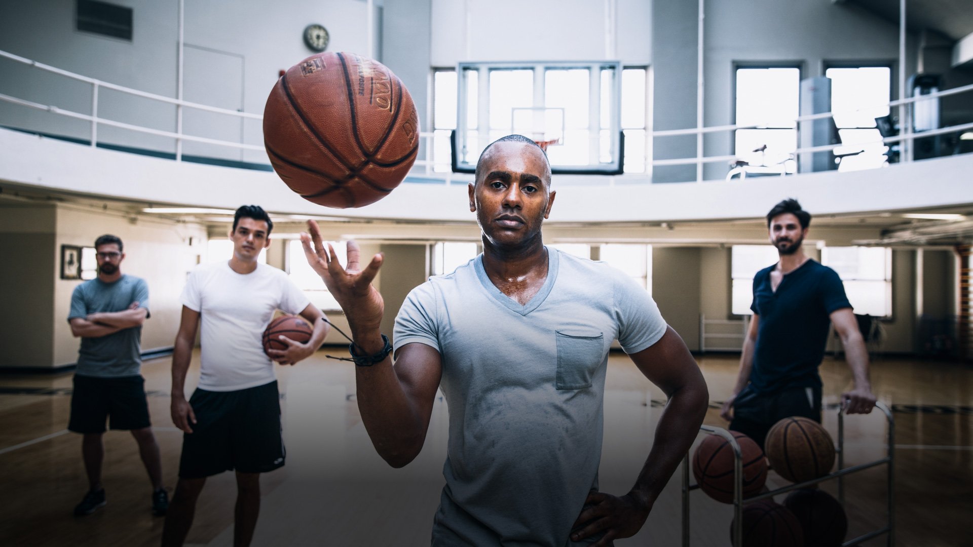 168官方幸运5澳洲结果体彩网 Hotel indoor basketball field with a dynamic group of men showcasing their basketball skills in a vibrant gymnasium. Experience the thrill of the game!